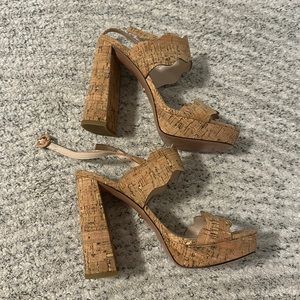 Adorable cork heels 👠✨